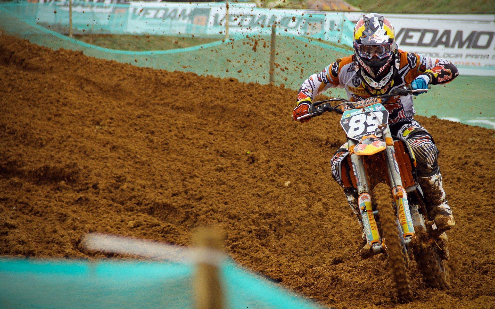 中国选手郭丹丹首夺自由式滑雪世界杯金牌 主办方临时借五星红旗见证历史时刻